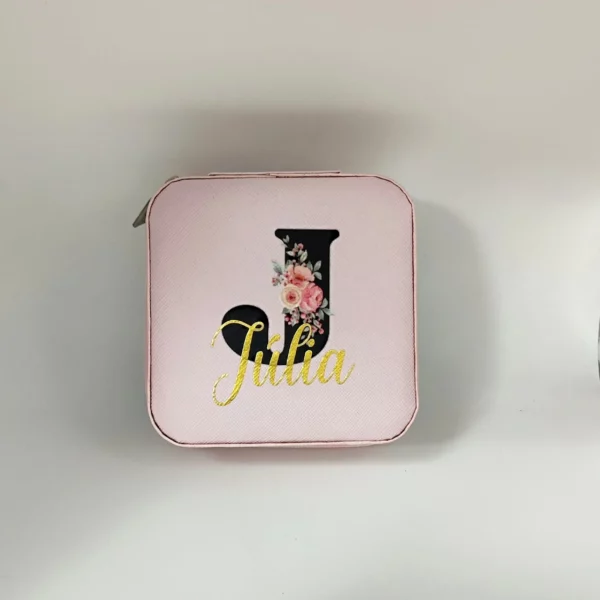 Mini joyero personalizado con nombre, color rosa, con compartimentos organizadores para joyería.