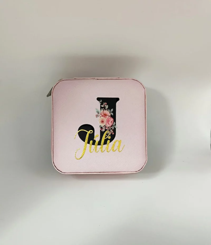 Mini joyero personalizado con nombre, color rosa, con compartimentos organizadores para joyería.