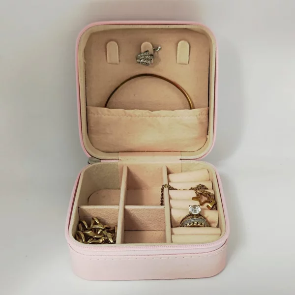 Mini joyero personalizado con nombre, color rosa, con compartimentos organizadores para joyería.