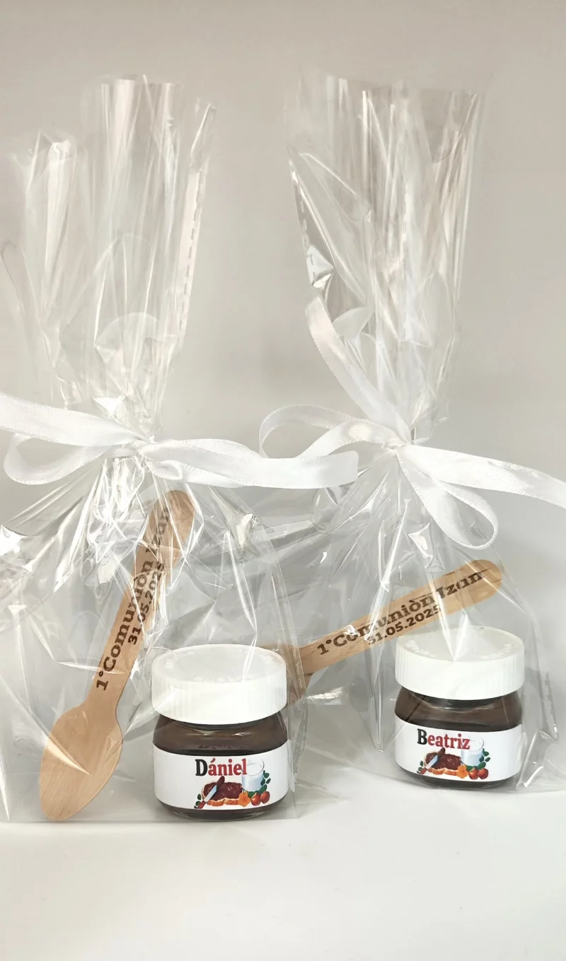 Mini Nutella personalizada para primera comunión con etiqueta de nombre y cucharita grabada con fecha.