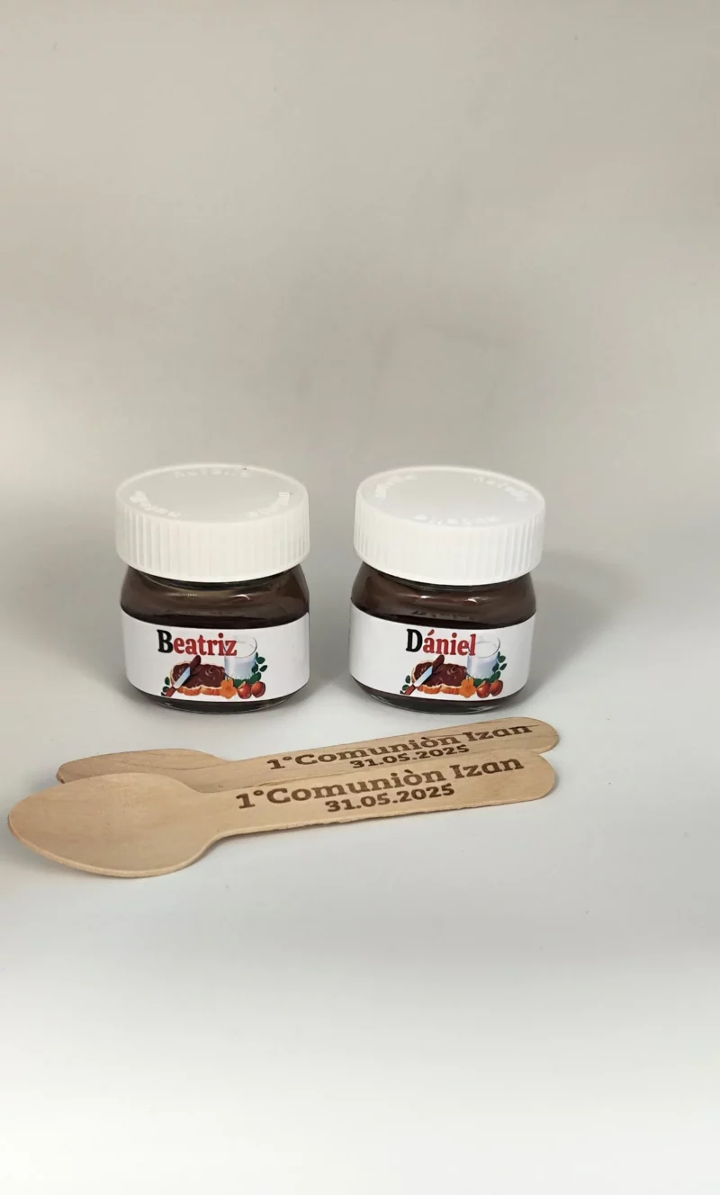 Mini Nutella personalizada para primera comunión con etiqueta de nombre y cucharita grabada con fecha.