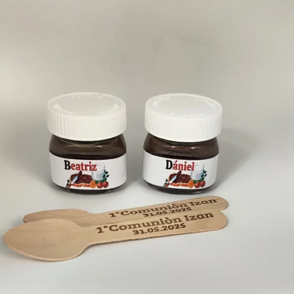 Mini Nutella personalizada para primera comunión con etiqueta de nombre y cucharita grabada con fecha.
