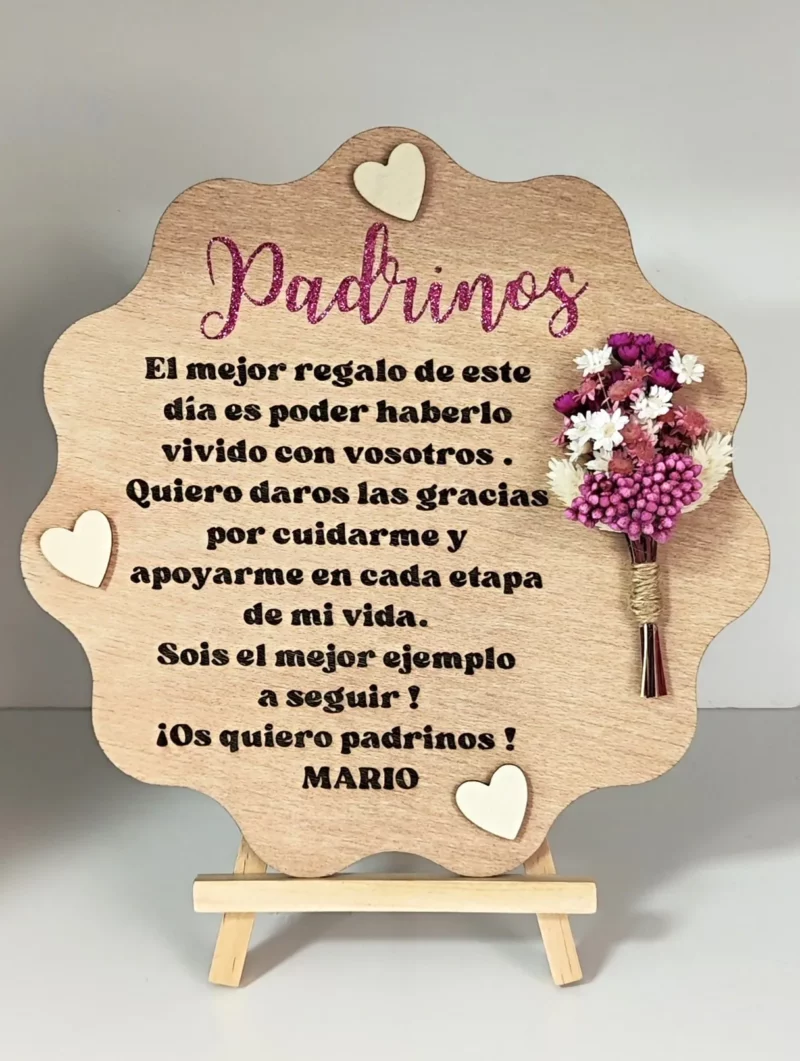 Placa de madera personalizada con mensaje para padrinos de Comunión, decorada con flores secas.