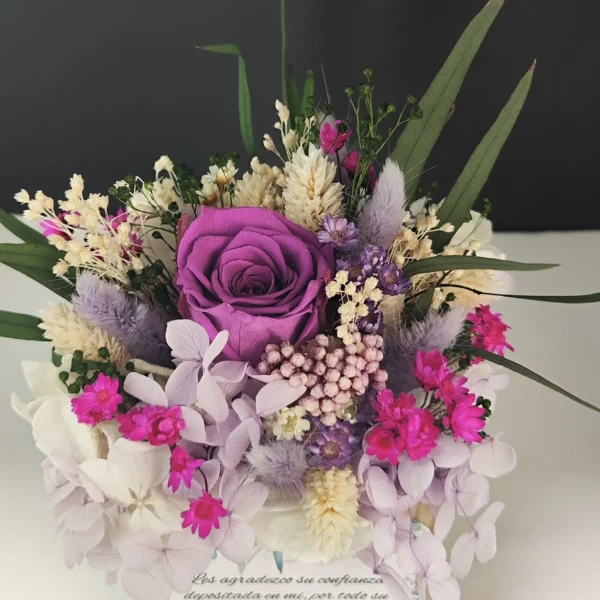 Arreglo floral de agradecimiento con flores preservadas y dedicatoria personalizada.