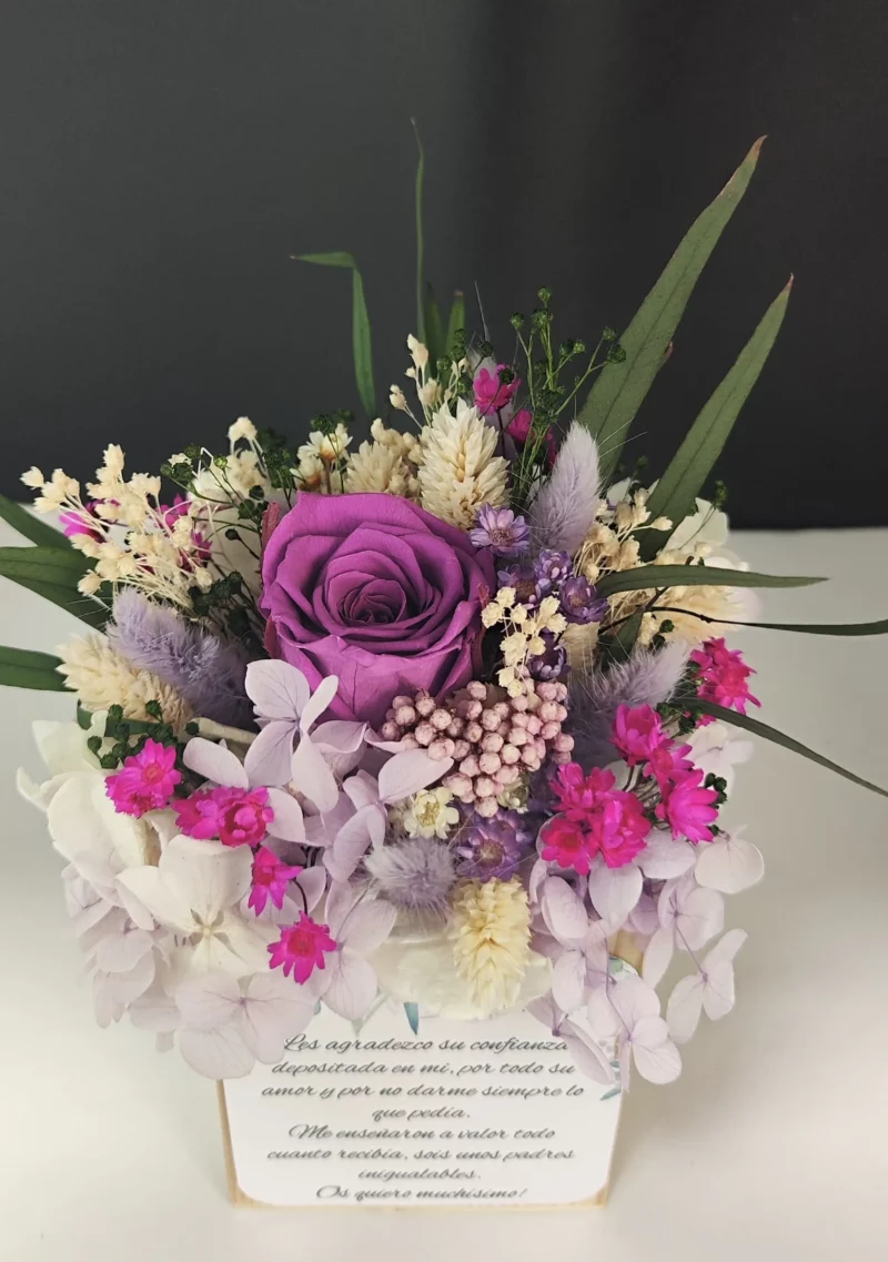 Arreglo floral de agradecimiento con flores preservadas y dedicatoria personalizada.