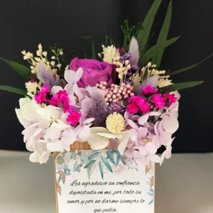 Arreglo floral de agradecimiento con flores preservadas y dedicatoria personalizada.