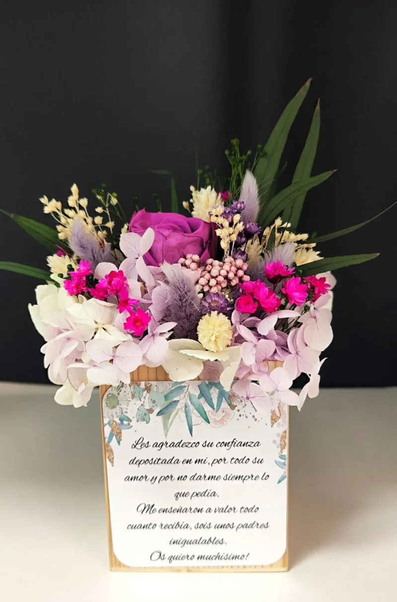 Arreglo floral de agradecimiento con flores preservadas y dedicatoria personalizada.