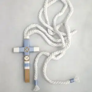 Cruz de comunión en madera con hilo azul y blanco, inicial personalizada y cordón retorcido blanco.