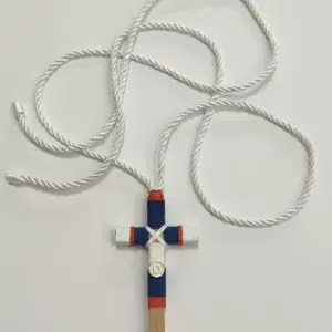 Cruz de comunión en madera con hilo azul, blanco y rojo, inicial personalizada y cordón retorcido blanco.