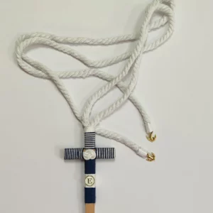 Cruz de comunión en madera con hilo azul marino y blanco, inicial personalizada y cordón retorcido con detalles de anclas doradas.