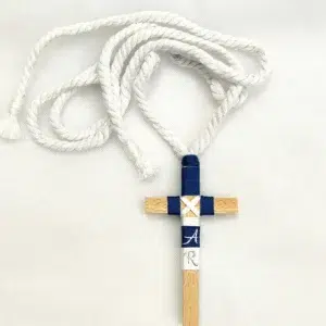 Cruz de comunión en madera con hilo azul marino y blanco, inicial personalizada y cordón retorcido blanco.