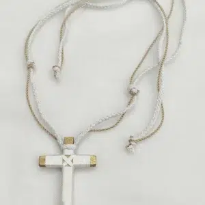 Cruz de comunión en madera con hilo blanco y detalles dorados, cordón ajustable en blanco y beige.