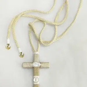 Cruz de comunión para niño en madera de 10 cm con inicial y cordón decorado con encaje y cinta.