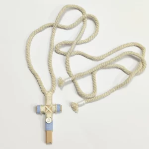 Cruz de Comunión en madera con inicial y cordón beige trenzado