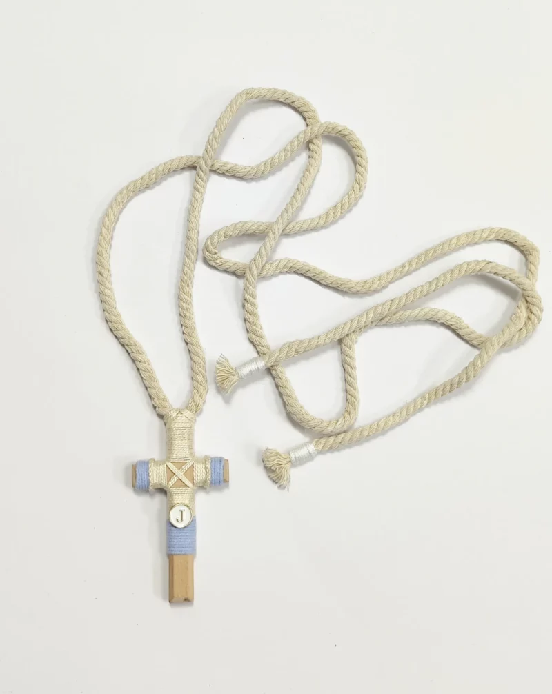 Cruz de Comunión en madera con inicial y cordón beige trenzado