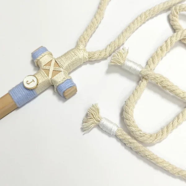 Cruz de Comunión en madera con inicial y cordón beige trenzado