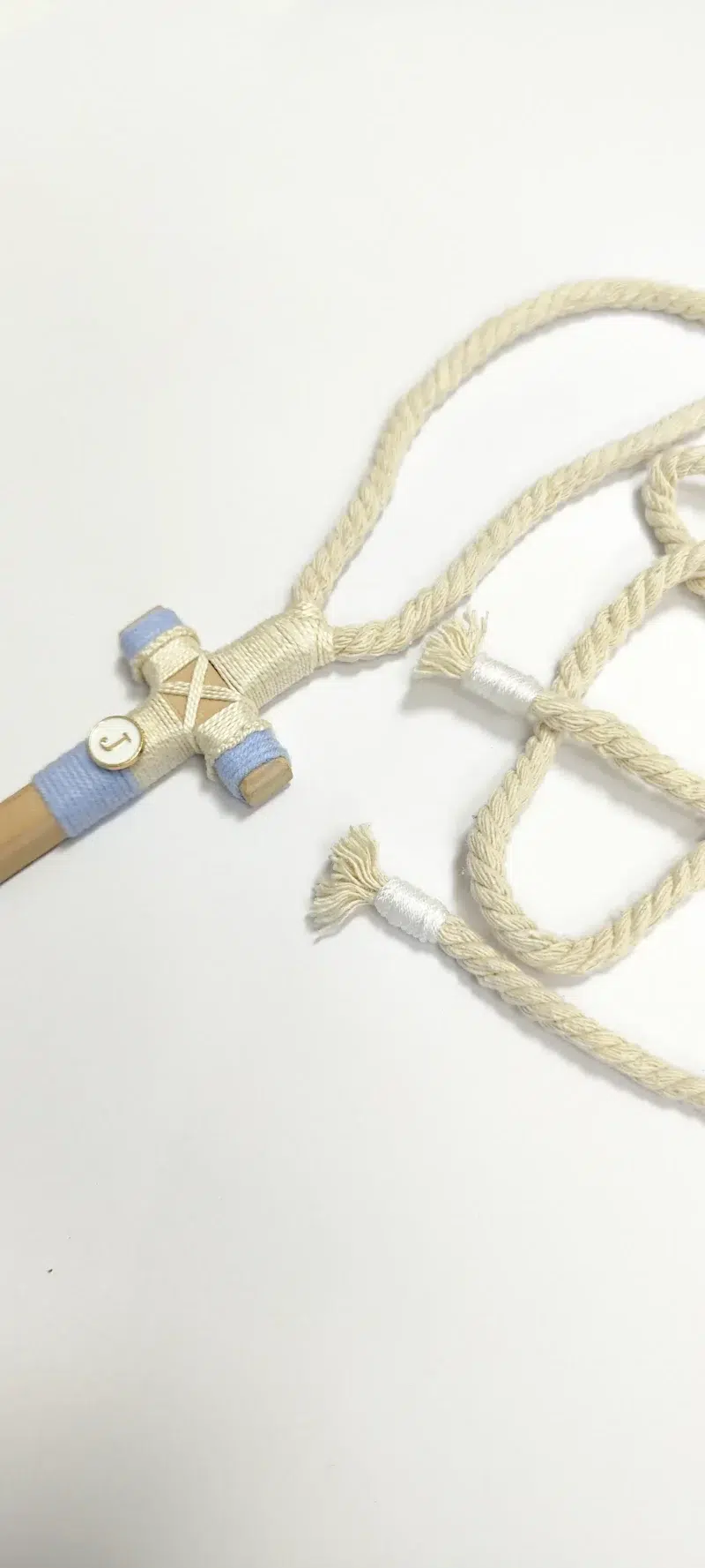 Cruz de Comunión en madera con inicial y cordón beige trenzado