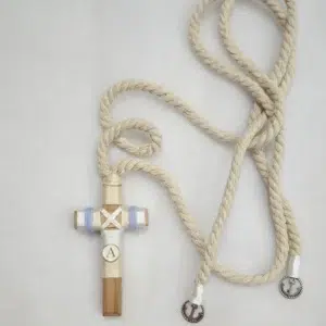 Cruz de comunión en madera con inicial personalizada y cordón ajustable.