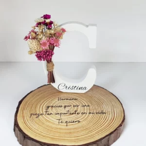 Letra decorativa con flores preservadas sobre base de madera personalizable con grabado láser o vinilo