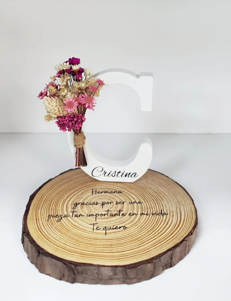 Letra decorativa con flores preservadas sobre base de madera personalizable con grabado láser o vinilo