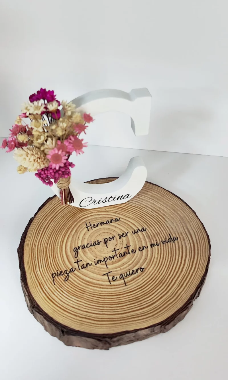 Letra decorativa con flores preservadas sobre base de madera personalizable con grabado láser o vinilo