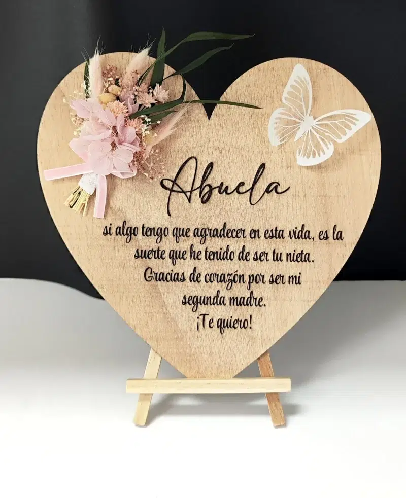 Placa de madera en forma de corazón con grabado para abuela