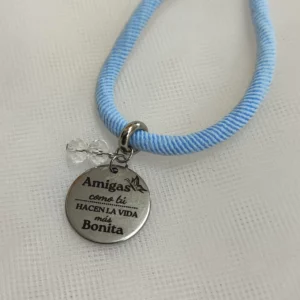 Pulsera elástica con grabado "Amigas como tú hacen la vida más bonita"