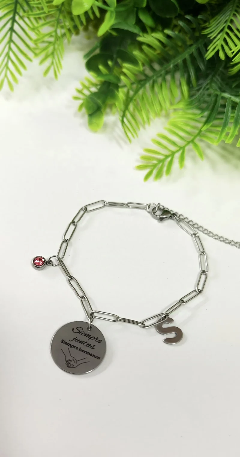 Pulsera con grabado "Siempre Juntas, Siempre Hermanas" y charm inicial