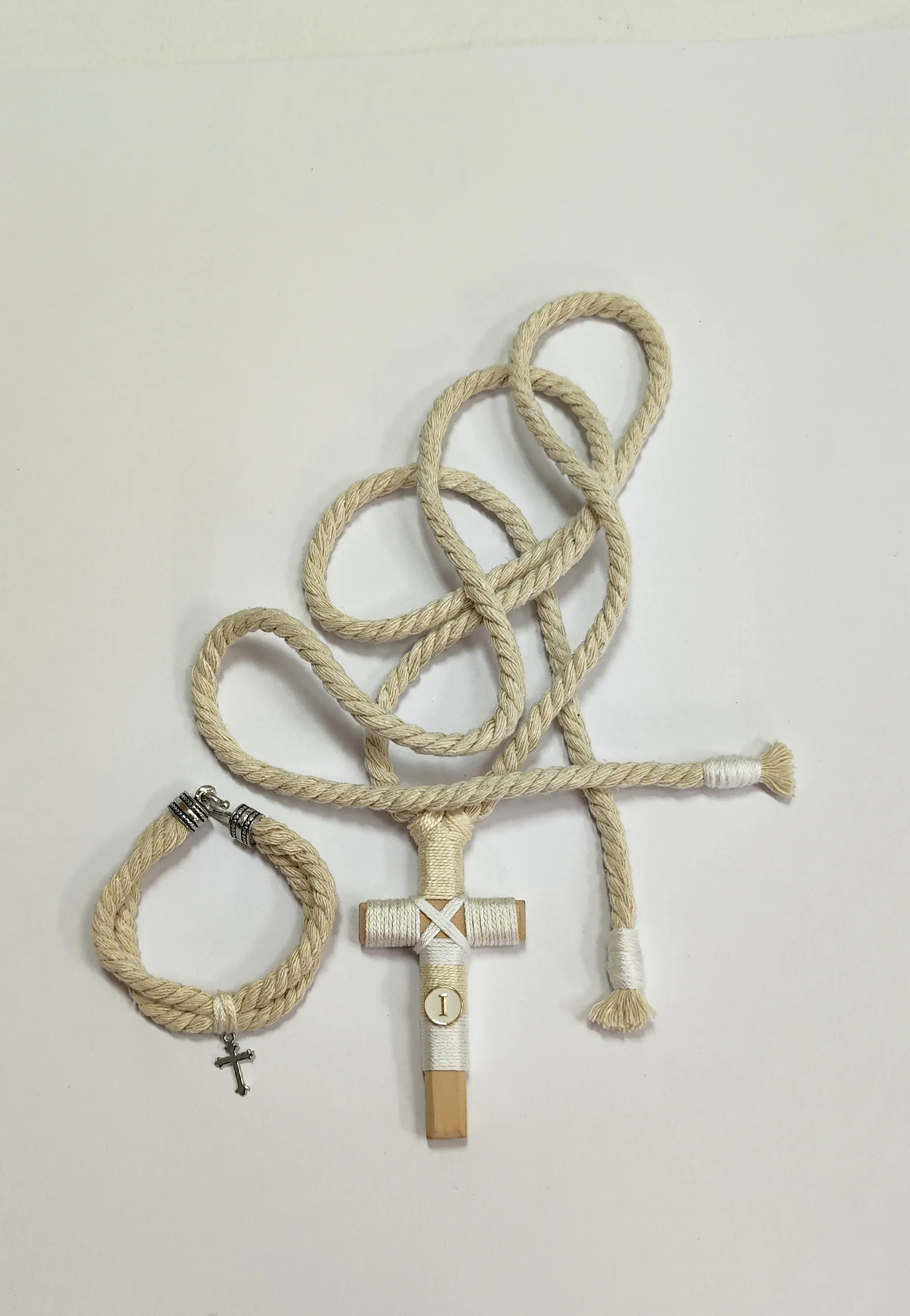 Set de Comunión con cruz de madera e inicial y pulsera a juego