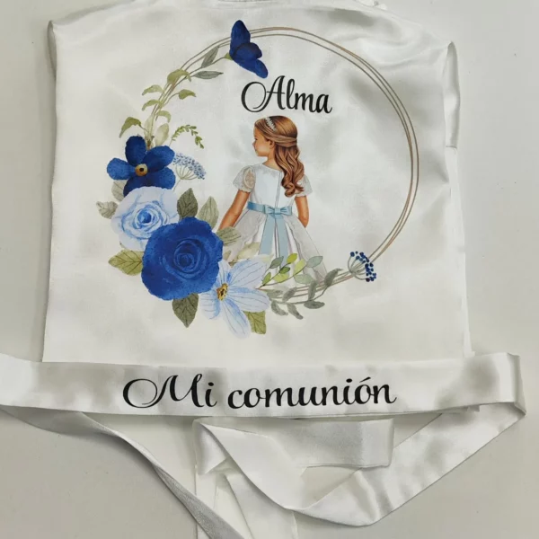 Detalle bata de comunión con nombre y flores azules
