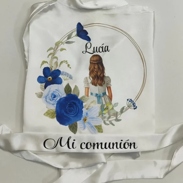 Bata de comunión blanca personalizada con flores azules