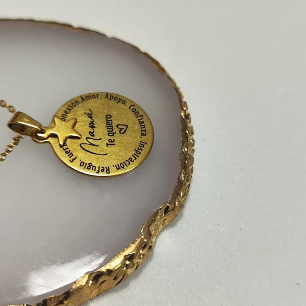 Collar grabado con frase personalizada en acero dorado