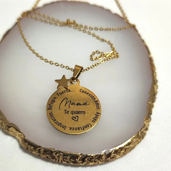 Colgante dorado con frase grabada personalizada