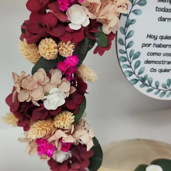 Detalle de flores preservadas y secas en aro decorativo