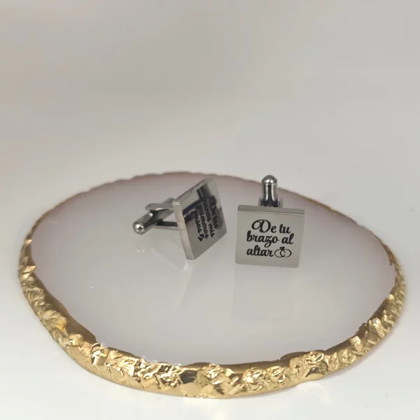Gemelos grabados a láser con frase “De tu brazo al altar”