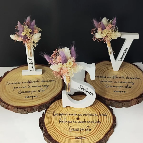 Letra de madera blanca con flores secas y base grabada