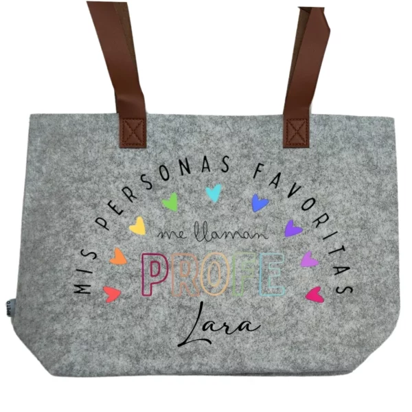 Bolso de fieltro gris para Profe con diseño "Mis Personas Favoritas me llaman Profe Lara" y corazones de colores.