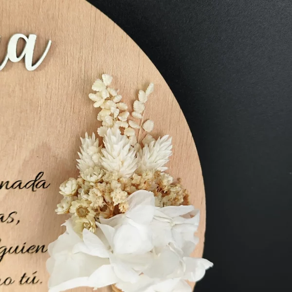 Placa redonda de madera de 23 cm personalizada con grabado láser y flores preservadas