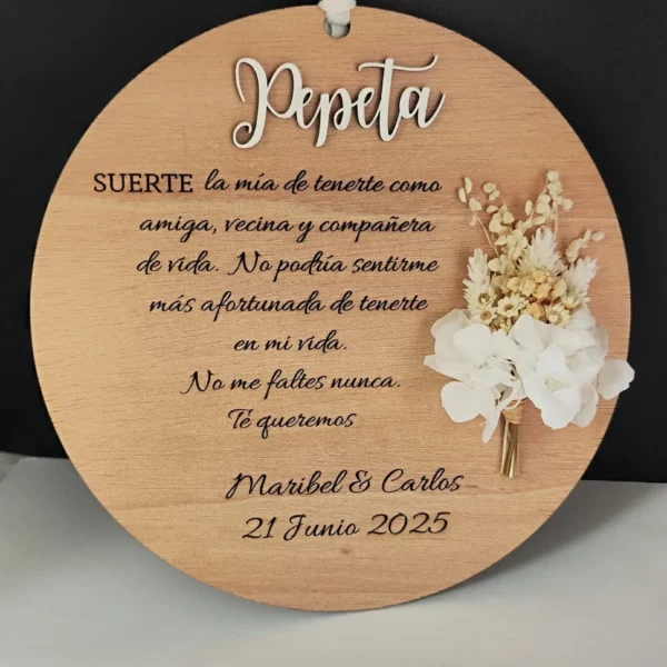 Placa redonda de madera de 23 cm personalizada con grabado láser y flores preservadas