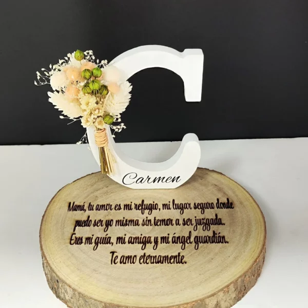 Letra con Flores Secas y Base de Madera Grabada – Personalizable