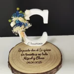 Letra con Flores Preservadas y Base de Madera