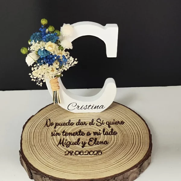 Letra Decorativa con Flores Preservadas y Base Personalizada de Madera