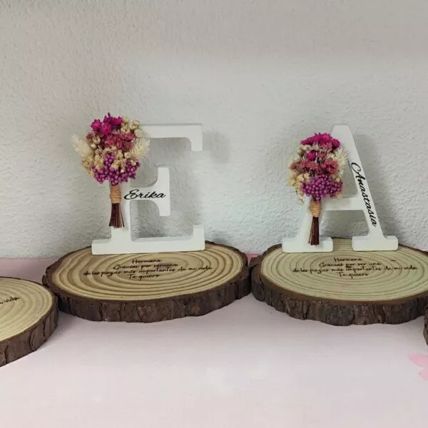Letra decorativa con flores preservadas sobre base de madera personalizable con grabado lรกser o vinilo