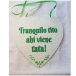Cartel corazón madera personalizado “Tranquilo tito, ahí viene tata”