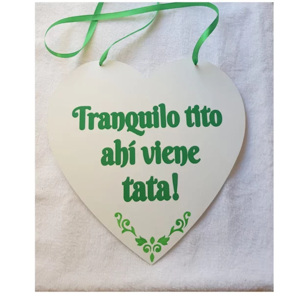 Cartel de madera corazón con cinta verde y frase en vinilo adhesivo para boda