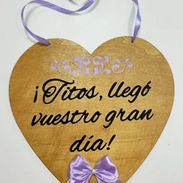 Cartel corazón madera barnizada con cinta lila y frase Titos llegó vuestro gran día