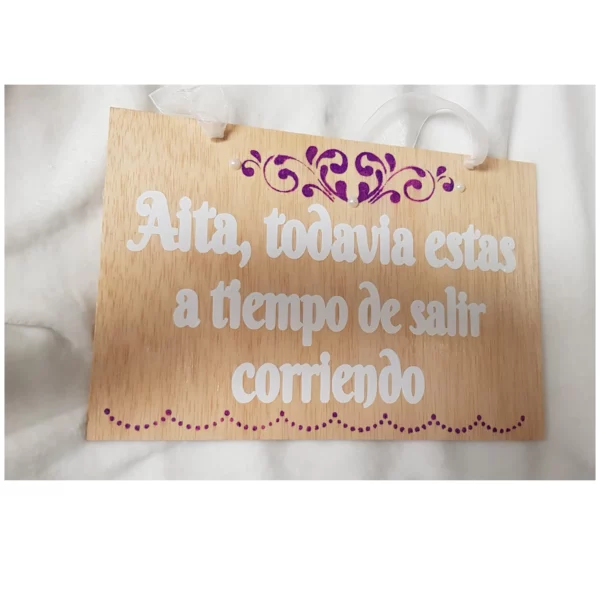 Cartel de madera con texto divertido para boda “Aita, todavía estás a tiempo de salir corriendo” con decoración morada y cinta blanca