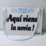 Cartel boda “Aquí viene la novia” blanco y azul