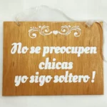 Cartel madera boda “No se preocupen chicas, sigo soltero”