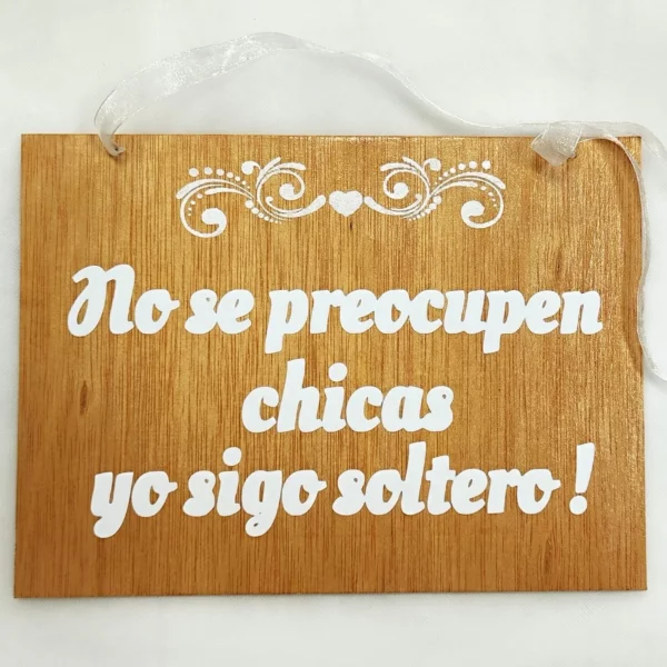 Cartel de madera con frase divertida “No se preocupen chicas sigo soltero” en vinilo blanco para bodas